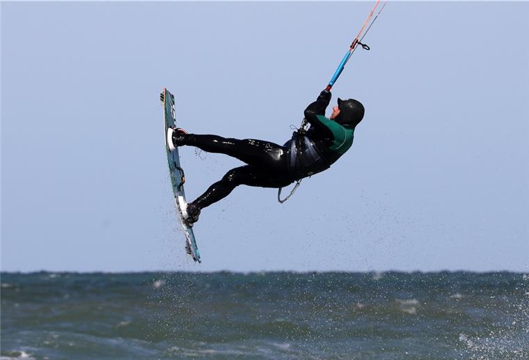 Zwei Kitesurfer aus Nordsee gerettet Zwei Kitesurfer sind in der Nordsee in eine Notlage gekommen.