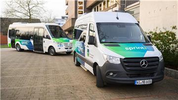 Zwei Kleinbusse stehen vor dem Rathaus in Sehnde in der Region Hannover.