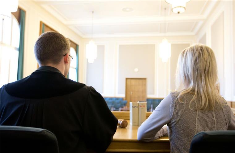 Amtsgericht Zeven: Als Schöffe der Wahrheit auf der Spur Zwei Laienrichter helfen dem Richter bei der Urteilsfindung am Schöffengericht. Sie entscheiden mit über die Schuld und die Strafe des Angeklagten.