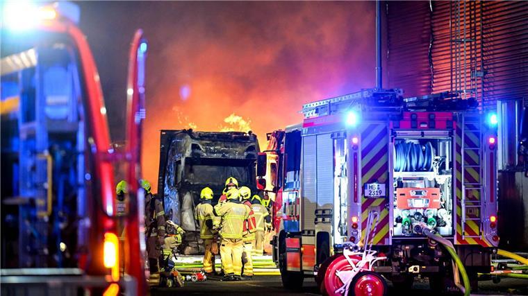 Zwei Lastwagen sind auf einem Firmengelände in der Bremer Überseestadt komplett ausgebrannt. 