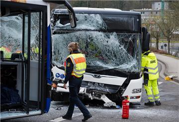  Einsatzkräfte arbeiten am Unfallort. Zwei Linienbusse sind auf einer Kreuzung in Saarbrücken frontal zusammengestoßen. 