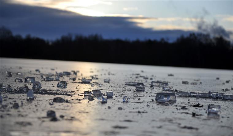 Zwei Elfjährige brechen ins Eis ein: Rettung in letzter Sekunde Zwei Mädchen sind auf einem zugefrorenen See im Landkreis Leer eingebrochen.