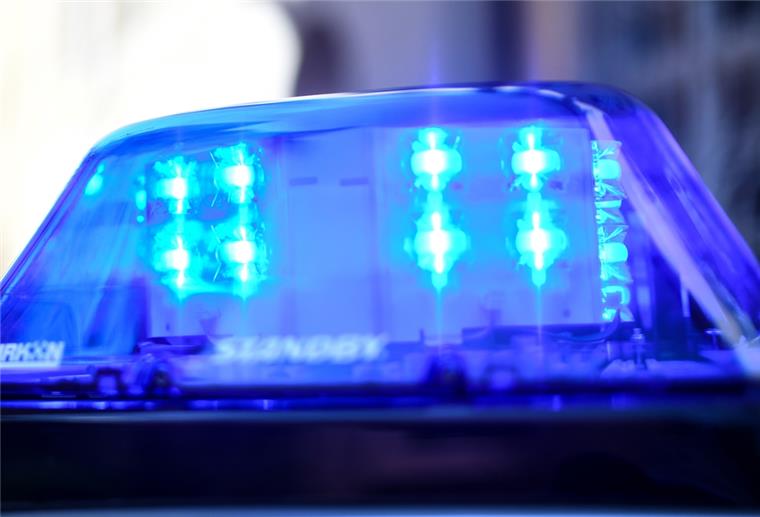 Bremerhaven: Zwei Männer „spielen“ Polizei und bekommen Ärger Zwei Männer haben in Bremerhaven mit einem Blaulicht für Aufregung gesorgt.