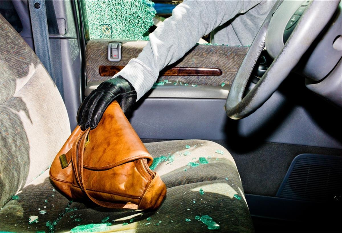 Bremerhaven: Polizei stellt zwei mutmaßliche Autoknacker Ein Dieb greift nach einer Handtasche.
