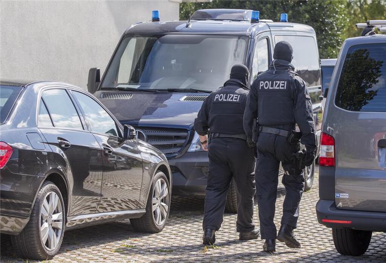 Mutmaßliches Hisbollah-Mitglied im Cuxland festgenommen Eine Hand hält Handschellen vor einen Streifenwagen der Polizei. Am 05.04.2022 wird in Berlin die Polizeiliche Kriminalstatistik 2021 vorgestellt. +++ dpa-Bildfunk +++