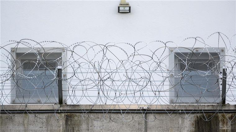Vereitelter Anschlag? Verdächtige weiter in Haft Zwei Männer im Alter von 19 und 34 Jahren sollen einen Sprengstoffanschlag geplant haben. Sie sitzen weiter in Untersuchungshaft. (Symbolbild)