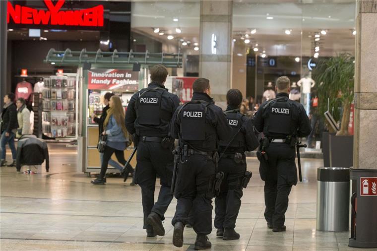 Anschlag befürchtet: Großeinsatz im Einkaufszentrum Zwei Männer sollen einen Anschlag auf das Centro in Oberhausen geplant haben. Sie wurden festgenommen.