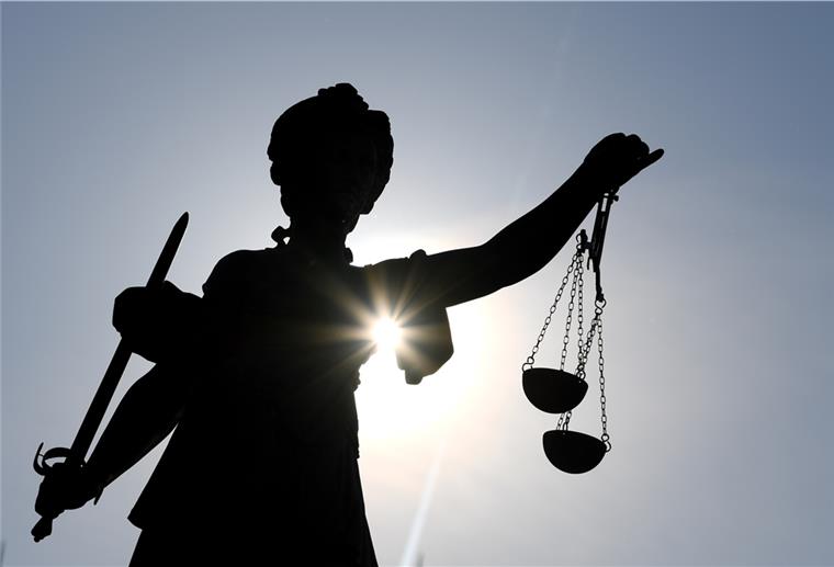 Die Statue der Justitia steht mit einer Waage und einem Schwert in der Hand auf dem Gerechtigkeitsbrunnen auf dem Frankfurter Römerberg.