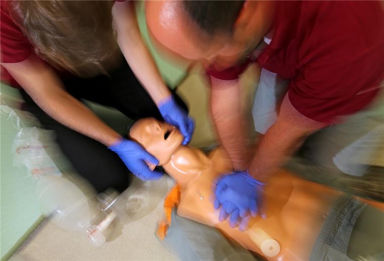 Tarmstedter Ausstellung: Nur ein größerer Einsatz für die DRK-Helfer Zwei Männer üben an einer Puppe die Herzmassage. Wie wichtig es ist, dass viele Leute die Erste Hilfe beherrschen, zeigt ein Vorfall auf der Tarmstedter Ausstellung.