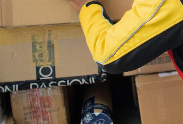 Bremen: Paketzustellerin überfallen und mit Messer verletzt Ein Paketzusteller stellt ein Paket in ein Fahrzeug der Deutschen Post DHL.