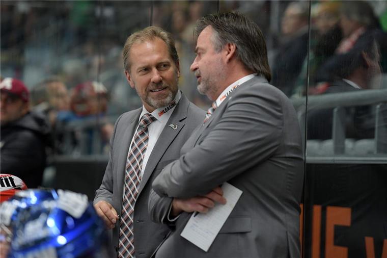 Tuomie zieht den Hut vor den Fischtown Pinguins Zwei mit Bremerhavener Vergangenheit: Tray Tuomie (links), Trainer der Augsburger Panther, und sein Assistent Jamie Bartman.