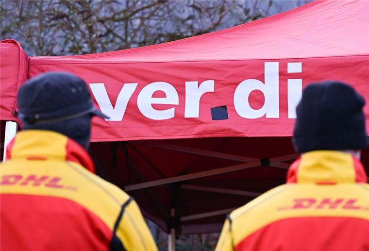 Brief- und Paketfrust! Verdi-Streik trifft Niedersachsen und Bremen Zwei Mitarbeiter des Logistikkonzerns DHL stehen an einem Warnstreik-Posten der Gewerkschaft Verdi, der sich am Eingang einer DHL-Zustellbasis befindet. Im Tarifkonflikt pocht Verdi auf eine Entgelterhöhung von sieben Prozent höhere Entgelte. (zu dpa: «Verdi bestreikt Briefzentren der Post»)