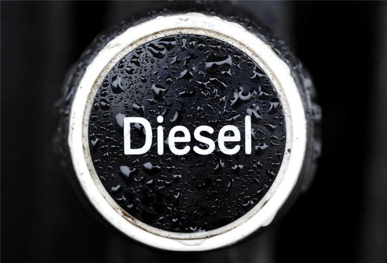 Mitarbeiter stehlen 33.000 Liter Diesel von Schiffbauer Das Wort «Diesel» auf einer vom Regen nassen Zapfpistole am Mittwoch (13.04.2011) an einer Tankstelle in Frankfurt (Oder).