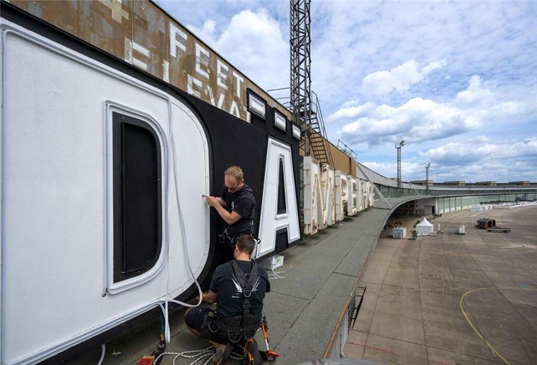 Berliner Band Die Ärzte macht alten Flughafen zu DÄmpelhof Zwei neue Buchstaben
