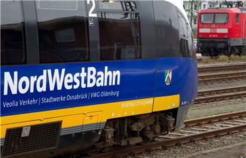 Zwei Passanten retteten eine Frau, die auf einem Bahnübergang in Bad Bentheim bewusstlos wurde. 
