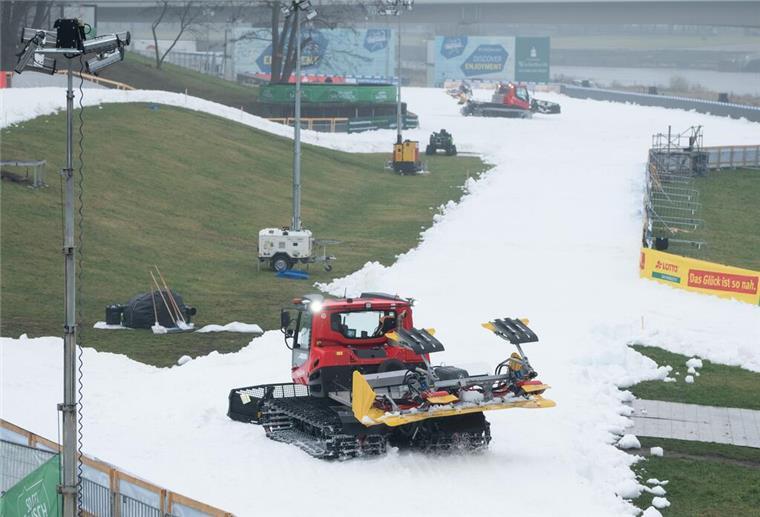 Energiekrise: 40 Prozent würden Sport-Events verschieben Zwei Pistenbullies präparieren eine künftige Wettkampfstrecke mit Kunstschnee.