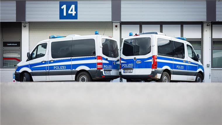 Grünen-Fraktion: Vorwurf gegen AfD-Politiker „erschreckend“ Zwei Polizeiautos stehten während einer Durchsuchung auf einem Hof.