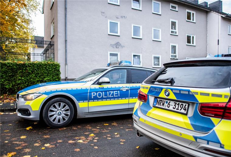 Detmold: 15-Jährige soll Halbbruder getötet haben - Festnahme Zwei Polizeifahrzeuge stehen vor dem Mehrfamilienhaus, wo eine 15-Jährige ihren dreijährigen Halbbruder in Detmold mit einem Messer getötet haben soll.