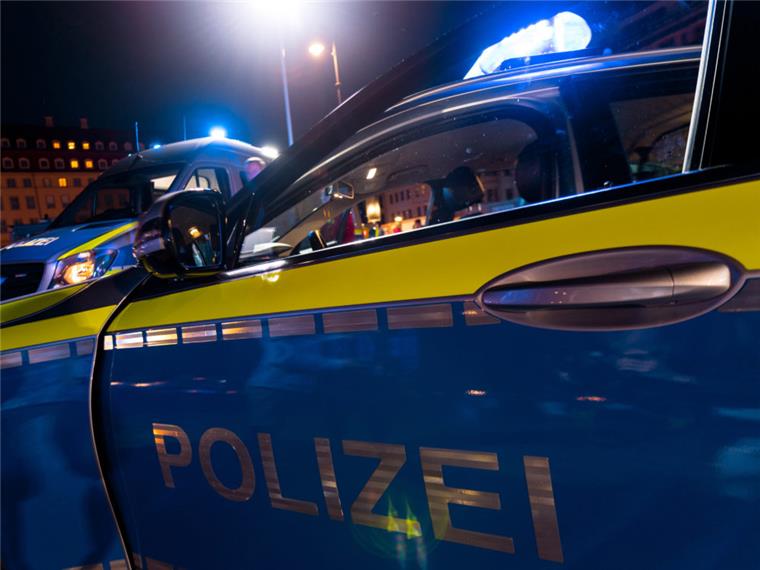 Zwei Polizeifahrzeuge wurden in Bremen angezündet.