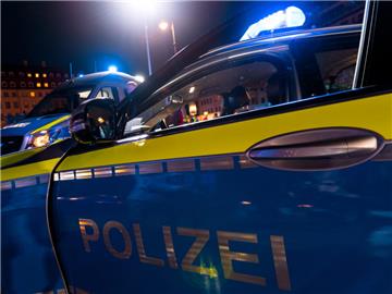 Zwei Polizeifahrzeuge wurden in Bremen angezündet.