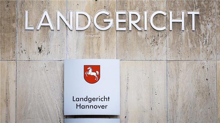 Zwei Polizisten müssen sich wegen Diebstahls mit Waffen vor dem Landgericht Hannover verantworten. (Archivbild)