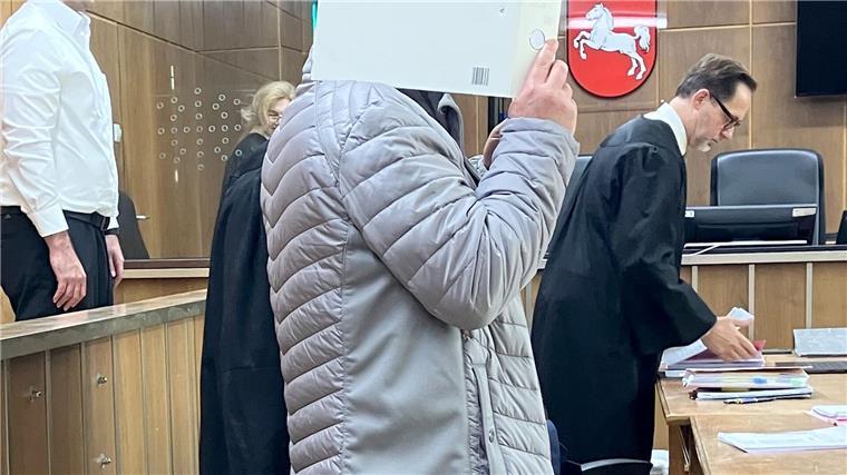 Zwei Polizisten müssen sich wegen Diebstahls mit Waffen vor dem Landgericht Hannover verantworten. 