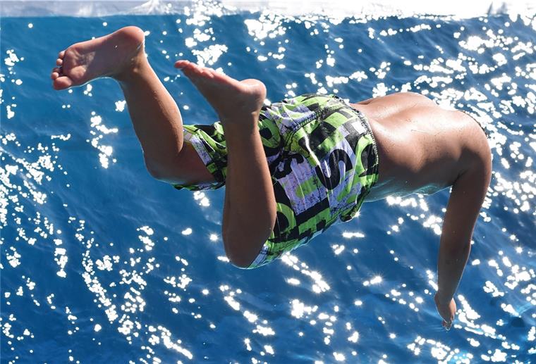 Bremen: Polizisten retten Mann (28) aus See Zwei Polizisten retteten am Montag einem 28-jährigen Mann das Leben. Der Mann war in einem See bei Bremen-Burglesum schwimmen gewesen, als er einen Erschöpfungsanfall hatte.