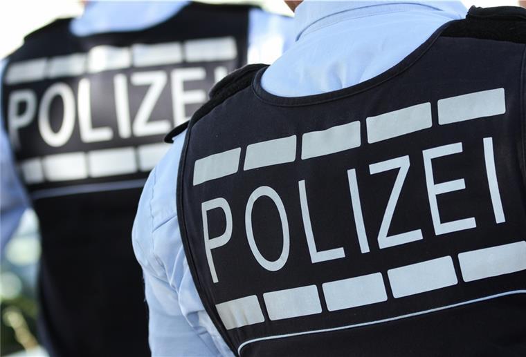 Zwei Polizisten tragen Westen.