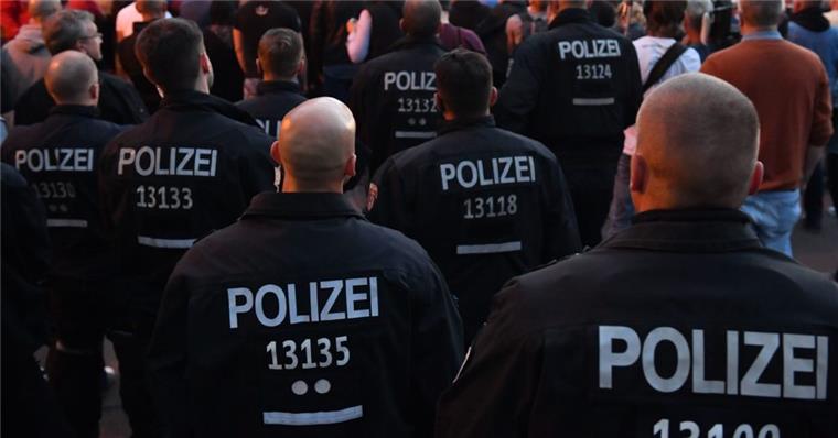 Nach DFB-Pokal in Bremen: Zwei Polizisten verletzt Zwei Polizisten wurden nach dem Fußballspiel in Bremen verletzt.