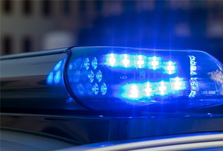 Zwei Kioske am Hauptbahnhof werden fast zeitgleich überfallen Das Blaulicht auf einem Fahrzeug der Polizei leuchtet in der Dunkelheit.