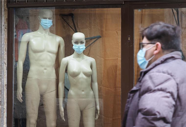 Ein Kunde pro Geschäft? Bremen überlegt Öffnung des Einzelhandels Zwei Schaufensterpuppen mit Maske stehen in einem Schaufenste.