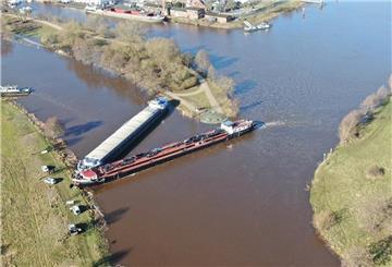Zwei Schiffe liegen quer in der Ems nahe Haren im Kreis Emsland. Zunächst driftete ein Tankschiff ab und verkeilte sich.