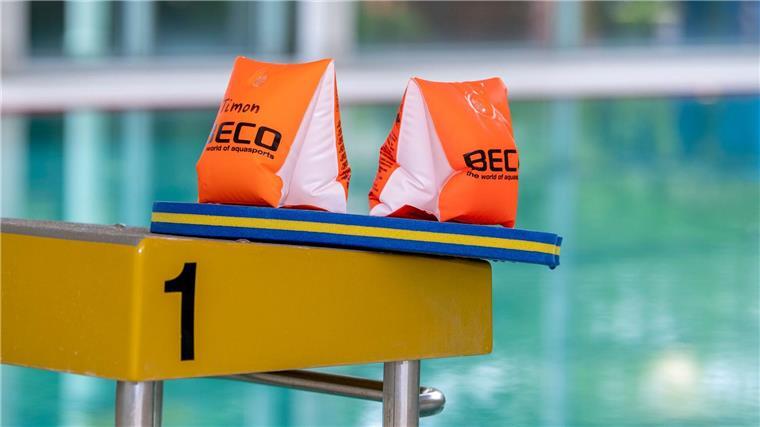 DLRG bildet deutlich mehr kleine Schwimmer aus Zwei Schwimmflügel und ein Schwimmbrett liegen auf einem Startblock in der Schwimmhalle des Moskaubads.