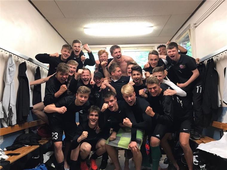 A/O/Heeslingen: Zum Auftakt gleich gegen Werder Bremen Zwei Spieltage vor Schluss sicherte sich die U17 des JFV A/O/Heeslingen die Meisterschaft in der B-Junioren-Niedersachsenliga und machte damit den Aufstieg in die Regionalliga perfekt. Von der Meistermannschaft der Vorsaison ist allerdings nur ein Spieler in der B-Jugend geblieben. Alle anderen sind im Sommer zu den A-Junioren gewechselt.