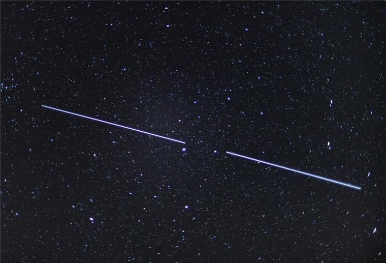 Zwei «Starlink»-Satelliten sind als Lichtstreifen am Nachthimmel zu sehen