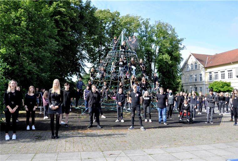 Aktion gegen Rassismus am Nordenhamer Gymnasium Zwei Tage lang sind zahlreiche Schülerinnen und Schüler des Nordenhamer Gymnasiums schwarz gekleidet zur Schule gekommen, um damit ein Zeichen gegen Rassismus zu setzen.