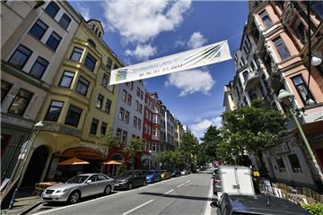 Zwei Tage lang wird in der Alten Bürger gefeiert. Beim Straßenfest am 29. und 30. Juni ist auf der 400-Meter-Meile für jeden etwas dabei. Es gibt ein buntes Programm mit Live-Musik, Straßenkünstlern, Kinder-Programm und allerlei zu schlemmen. Foto: Scheschonka