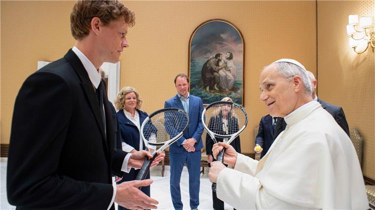 Papst Leo empfängt Tennisstar Sinner - „Wollen Sie spielen?“ Zwei Tennisspieler unter sich: der Weltranglistenerste Jannik Sinner (links) und Papst Leo XIV.