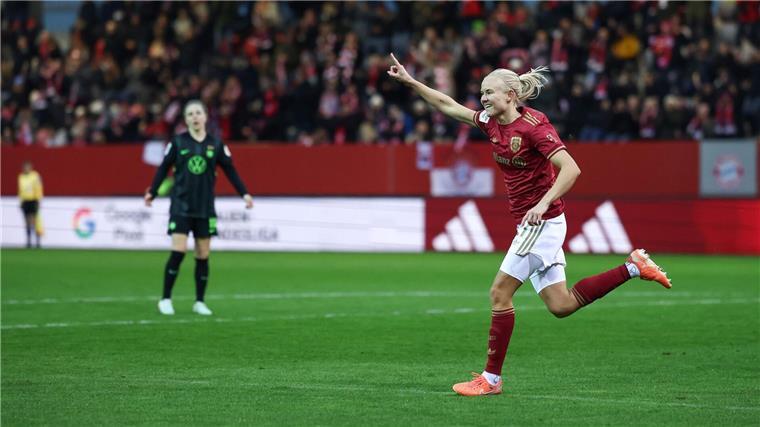 Erst Protest, dann Harder: FC Bayern distanziert Wolfsburg Zwei Tore, eine Vorlage: Münchens Pernille Harder war nicht zu stoppen.
