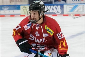 Eishockeyspieler mit Helm und Gittervisier