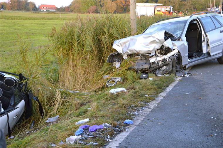 Urteil nach dem schweren Verkehrsunfall bei Langwarden Zwei Tote, vier Schwerverletzte: Der Unfall, der sich am 25. Oktober 2016 bei Langwarden ereignete, hatte dramatische Folgen. Warum die Unfallverursacherin das ihr entgegenkommende Fahrzeug nicht gesehen hatte, blieb auch gestern bei der Gerichtsverhandlung unklar.