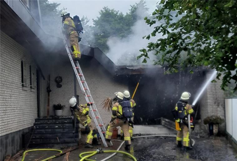 Bremerhaven: Garagenbrand gefährdet Wohnhaus Zwei Trupps mit Atemschutz bekämpften den Brand der Garage.
