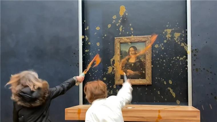 Zwei Umweltaktivistennen im Pariser Louvre.