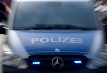ARCHIV - Ein Polizeiwagen mit eingeschaltetem Blaulicht. Foto: Carsten Rehder/dpa/Symbolbild