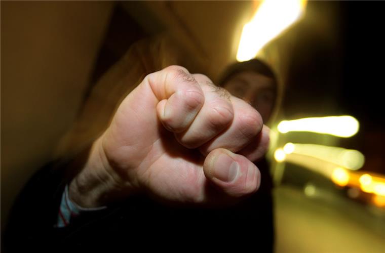 Zwei Unbekannte haben auf einen 34-jährigen Mann eingeprügelt, als der auf einer Bank lag und schlief. Warum sie zuschlugen, ist unklar.
