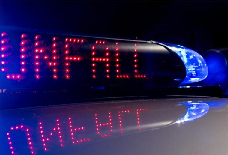 Unfallserie im Cuxland: Zwei Kollisionen in nur einer Stunde Zwei Unfälle im Cuxland innerhalb einer Stunde: Insgesamt 40.000 Euro Schaden, eine Person leicht verletzt.