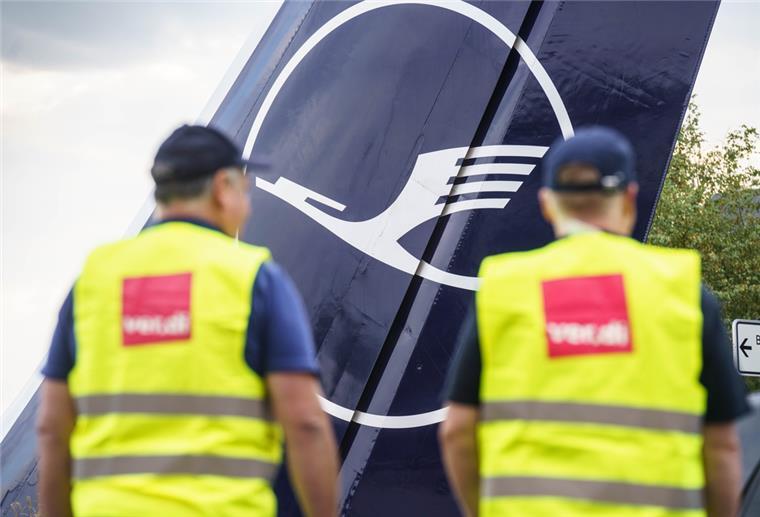 Während der Ferienzeit: Warnstreik sorgt für zahlreiche Flugausfälle Zwei Verdi-Mitglieder stehen am Morgen am Frankfurter Flughafen am Eingang zur Lufthansa-Basis.