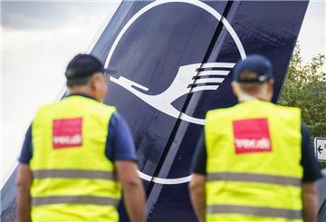 Zwei Verdi-Mitglieder stehen am Morgen am Frankfurter Flughafen am Eingang zur Lufthansa-Basis.