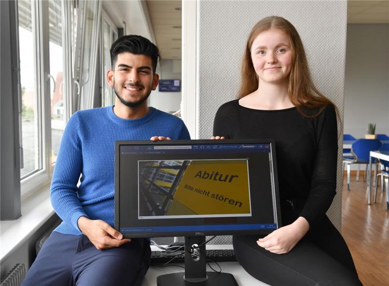 Abi mit 1,0: Das sind Bremerhavens beste Abiturienten Zwei von Bremerhavens besten Abiturienten: Teoman Dogan und Louisa Fox haben ihr Abi mit 1,0 bestanden.