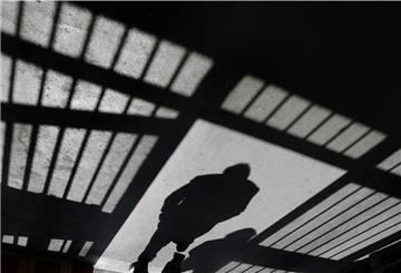 Ein Mann geht am 19.09.2013 nach einem Rundgang durch die Justizvollzugsanstalt in Ravensburg (Baden-Württemberg) in den Außenbereich. 